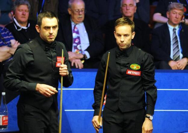 现出强烈的 现出强烈的